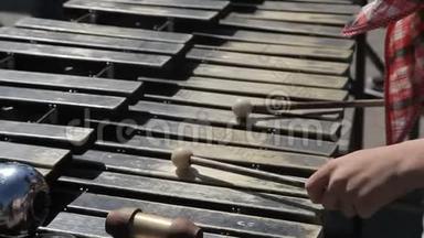 一个街头音乐家用金属管演奏